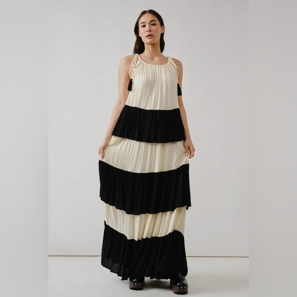 Aaron & Amber
Color Blocked Tier Maxi Dress - Picture 3 of 10